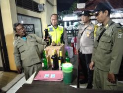 Cipta Kondisi Ramadan, Polsek Kenjeran Amankan Miras dari Dua Kafe di Pesisir Tambak Wedi Surabaya