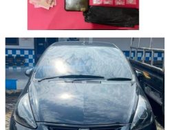 ‎Dramatis! Polres Pasuruan Ringkus Residivis Perempuan di By Pass Gempol, Sabu 17 Gram Diamankan ‎ WMC|| ‎PASURUAN – Sebuah penyergapan dramatis terjadi di jalur By Pass Gempol, Kabupaten Pasuruan, Rabu (11/2/2026) malam. Satuan Reserse Narkoba (Satresnarkoba) Polres Pasuruan berhasil menggagalkan peredaran narkotika jenis sabu dan mengamankan dua orang tersaku, termasuk seorang wanita residivis kasus narkoba yang sudah tidak asing lagi di mata petugas. ‎ ‎Peristiwa bermula saat tim Opsnal Satresnarkoba membuntuti sebuah mobil Honda Jazz berwarna abu-abu metalik dengan nomor polisi P 1745… yang melintas mencurigakan. Kendaraan sempat hilang dari pantauan, namun akhirnya berhasil dihentikan tepat pukul 23.00 WIB di wilayah Dusun Sejo, Desa Karangrejo, Kecamatan Gempol. ‎ ‎Saat pintu mobil terbuka, petugas langsung mengamankan pengemudi yang diidentifikasi sebagai STN (36), warga Desa Ledug, Kecamatan Prigen. Namun, kejutan justru datang dari sosok di kursi penumpang. ‎ ‎”Laoalah Mel, Koen Maneh” (Astaga Mel, Kamu Lagi), seru seorang petugas spontan saat mengenali perempuan berinisial RM (26), warga Trawas, Mojokerto. Perempuan yang akrab disapa Mel ini ternyata adalah residivis kasus narkoba yang sebelumnya pernah ditangkap oleh tim yang sama bersama seorang pengedar asal Surabaya, SA bin Solot. ‎ ‎Dari hasil penggeledahan, petugas menemukan sembilan poket narkotika jenis sabu dengan total berat 16,992 gram yang disembunyikan di dalam mobil. STN mengakui barang haram tersebut adalah miliknya dan siap diedarkan. Sementara itu, dari hasil tes urine, RM dinyatakan positif mengandung metamfetamin. ‎ ‎Selain sabu, polisi juga mengamankan barang bukti berupa satu unit ponsel Vivo, uang tunai Rp700.000, satu kantong plastik hitam, serta satu unit mobil Honda Jazz yang digunakan para pelaku. ‎ ‎Kapolres Pasuruan, AKBP Harto Agung Cahyono, dalam keterangannya kepada wartawan, mengapresiasi kinerja tim Satresnarkoba dan menegaskan komitmennya dalam memberantas peredaran gelap narkoba di wilayah hukum Polres Pasuruan. ‎ ‎”Kami tidak akan memberi ruang sedikit pun bagi pengedar narkoba. Apalagi ini melibatkan residivis yang seharusnya jera, justru kembali beraksi. Ini menjadi peringatan keras bahwa kami akan terus memburu dan menindak tegas sesuai hukum yang berlaku,” tegas AKBP Harto Agung Cahyono, Minggu (08/03/2026). ‎ ‎Kapolres menambahkan bahwa pihaknya akan melakukan pengembangan intensif untuk membongkar jaringan di balik kedua tersangka. “Ini bukan jaringan kecil. Dari tangan mereka kami amankan hampir 17 gram sabu siap edar. Ini akan kami kembangkan untuk menangkap aktor di atasnya,” imbuhnya. ‎ ‎Atas perbuatannya, STN dijerat dengan Pasal 114 ayat (2) UU RI No. 35 Tahun 2009 tentang Narkotika dengan ancaman pidana penjara seumur hidup atau pidana penjara paling singkat 6 tahun dan paling lama 20 tahun, serta pidana mati. Sementara itu, RM akan menjalani proses rehabilitasi sekaligus pemeriksaan lebih lanjut terkait keterlibatannya dalam jaringan ini. ‎ ‎Peristiwa ini tercatat dalam Laporan Polisi Nomor: LP/A/56/II/2026/SPKT Satresnarkoba/Polres Pasuruan/Polda Jatim. ( red-tim )