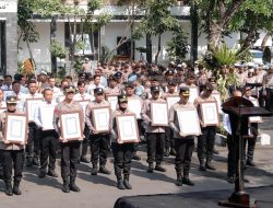 Kapolrestabes Surabaya Beri Penghargaan Anggota dan Warga Berprestasi