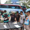 Pastikan Keselamatan Perjalanan Polres Tanjung Perak Cek Urine 43 Sopir Truk dan Bus Jelang Mudik Lebaran.