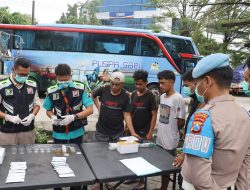 Pastikan Keselamatan Perjalanan Polres Tanjung Perak Cek Urine 43 Sopir Truk dan Bus Jelang Mudik Lebaran.