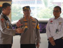 Kapolrestabes Surabaya dampingi Kapolri Tinjau Posko Terpadu Stasiun Surabaya Gubeng