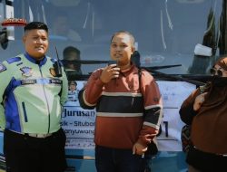 Aksi Heroik Satlantas Polres Gresik, Antarkan Pasutri Asal Situbondo yang Ketinggalan Bus Mudik