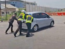 Respons Cepat Polantas Gresik Bantu Kendaraan Pemudik Mogok di Sembayat