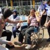 Sigapnya Polwan Polresta Sidoarjo Bantu Disabilitas di Terminal Purabaya saat Arus Balik