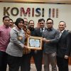 Komisi III DPR RI Beri Penghargaan ke Kapolres Metro Bekasi atas keberhasilan mengawal konflik antara Warga dengan Pengembang secara damai.