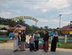 Menguatkan Nilai Kepedulian, UPT SDN 033 Senama Nenek Gelar Aksi Sosial Berbagi Takjil