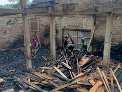 TNI Bersama Warga Gotong Royong Bersihkan Lokasi Penggergajian Pasca Kebakaran