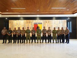 Pangdam V/Brawijaya Terima PKDN Sespimti Polri Perkuat Sinergi Kepemimpinan Nasional  SURABAYA,WartaMerdeka.com  – Pangdam V/Brawijaya Mayjen TNI Rudy Saladin, M.A. menerima kunjungan PKDN Sespimti Polri Dikreg ke-35 Tahun Anggaran 2026 di Makodam V/Brawijaya, menegaskan komitmen memperkuat sinergi strategis lintas sektor guna mendukung stabilitas nasional berkelanjutan melalui kepemimpinan adaptif, responsif, dan solutif.  Kegiatan berlangsung pada Selasa, 14 April 2026 dengan dihadiri pejabat utama Kodam V/Brawijaya, Tim Pendamping dan Supervisor Sespim Lemdiklat Polri, serta peserta didik Sespimti Polri. Agenda ini menjadi sarana integrasi konsep, kebijakan, dan implementasi kepemimpinan berbasis realitas lapangan.  Pangdam V/Brawijaya menegaskan PKDN merupakan bagian penting dalam pembentukan kepemimpinan tingkat tinggi yang tidak hanya berorientasi teoritis, tetapi juga empiris. Melalui kegiatan ini, peserta diharapkan mampu merumuskan solusi strategis terhadap berbagai dinamika dan tantangan nasional secara efektif.  “PKDN ini harus mampu melahirkan pemimpin yang tidak hanya memahami konsep, tetapi juga mampu mengimplementasikan kebijakan secara nyata di lapangan,” tegas Pangdam V/Brawijaya.  Dalam sambutannya, Pangdam V/Brawijaya menyoroti dinamika global meliputi ketidakpastian geopolitik, disrupsi teknologi, krisis energi, dan ancaman ketahanan pangan. Kondisi tersebut menuntut pemimpin memiliki kemampuan berpikir strategis, adaptif, serta responsif terhadap perubahan lingkungan strategis secara cepat dan tepat.  “Sinergi lintas sektor menjadi kunci utama dalam menghadapi kompleksitas tantangan bangsa, sehingga setiap institusi harus mampu berkolaborasi secara efektif dan berkelanjutan,” tambahnya.  Tema transformasi strategis untuk mendukung kedaulatan pangan, energi, dan ekonomi ditegaskan sebagai pilar utama stabilitas nasional. Pangdam menekankan bahwa kepemimpinan masa depan harus mampu mengelola perubahan lintas sektor melalui pendekatan terintegrasi, kolaboratif, dan berkelanjutan.  Peran TNI, Polri, serta kementerian dan lembaga dinilai krusial dalam menjaga stabilitas wilayah, pengamanan objek vital, distribusi logistik, serta mendorong pertumbuhan ekonomi inklusif. Sinergi lintas sektor menjadi kunci menghilangkan ego sektoral dan memperkuat kebijakan nasional terpadu.  Pangdam V/Brawijaya berharap seluruh peserta PKDN mampu mengembangkan pola pikir sistemik, memperkuat jejaring antar lembaga, serta menghadirkan kepemimpinan berintegritas dan berdampak nyata. Kegiatan ini diharapkan menjadi fondasi lahirnya pemimpin strategis yang mampu menjawab tantangan bangsa ke depan(jurnalis gatot)