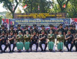 Ketua Persit Kartika Chandra Kirana PD V Brawijaya Ibu Vira Rudy Saladin Dampingi Pangdam V/Brawijaya pada Penutupan Dikmaba Infanteri TNI AD Gelombang I TA 2026 di Jember