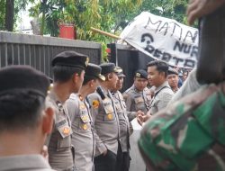 Polrestabes Surabaya Kawal Aksi Sopir Jatim Secara Humanis, Massa Soroti Barcode Solar Subsidi