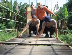 Bersama Warga, Kapolres Madiun Benahi Jembatan Akses Utama Dusun 