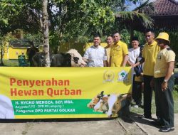 H. Rycko Menoza SZP. MBA DPR-RI Sambangi Kediaman Ketua DPD Partai Golkar Kabupaten Pesawaran Mustika Bahrum, SE. MM Dan Beri Satu Ekor Hewan Kurban