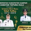 Dekatkan Diri dengan Warga, Camat Tapung Hulu Antar Langsung Daging Kurban ke Rumah Warga Kurang Mampu