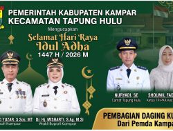Dekatkan Diri dengan Warga, Camat Tapung Hulu Antar Langsung Daging Kurban ke Rumah Warga Kurang Mampu