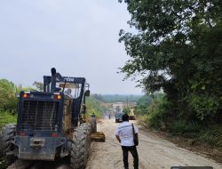 Perbaikan Jalan Utama Menuju Kantor Camat Tapung Hulu Dimulai, Warga Tiga Desa Sambut Gembira