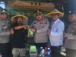 Polres Pelabuhan Tanjungperak Salurkan Bantuan Bibit dan Obat Hama untuk Kelompok Tani