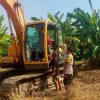 Percepat Masa Tanam, Polres Pelabuhan Tanjung Perak Kerahkan Ekskavator Olah Lahan Pascapanen. 