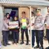 Kapolres Pasuruan Blusukan ke Rumah Warga Kurang Mampu di Lumbang, Salurkan Bansos dan Layanan Kesehatan Gratis