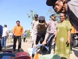 Polres Bondowoso Salurkan Air Bersih ke 20 Dusun yang Terdampak Kekeringan