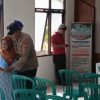 Tuai Pujian, Aksi Humanis Polsek Geneng Bantu Lansia yang Antri Terima PKH Plus di Ngawi