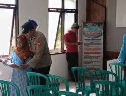 Tuai Pujian, Aksi Humanis Polsek Geneng Bantu Lansia yang Antri Terima PKH Plus di Ngawi
