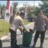 Salut, Personel Polres Blitar Bersihkan Sampah Usai Layanan Pengamanan Aksi Unjuk Rasa