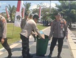 Salut, Personel Polres Blitar Bersihkan Sampah Usai Layanan Pengamanan Aksi Unjuk Rasa