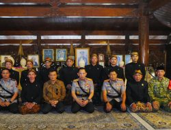 Usai Soekarno dan Gus Dur, Kapolri Ziarah-Tabur Bunga ke Makam Soeharto 