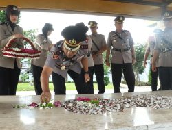 Teladani Semangat Juang Pahlawan, Polres Pelabuhan Tanjung Perak Gelar Ziarah di TMP WR Supratman