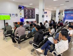 Ciptakan Suasana Nyaman, Satlantas Hadirkan Nobar Piala Dunia dan Pemohon SIM Bikin Antrean SIM Makin Ceria