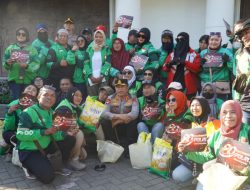 Hari Bhayangkara ke-80, Polrestabes Surabaya Salurkan 100 Paket Sembako kepada Warga dan Driver Gojek