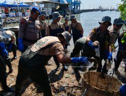 Sinergi Bersih – bersih Pantai, Polres Gresik Wujudkan Indonesia ASRI