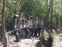 Polres Blitar bersama Komunitas Pecinta Alam Peringati Hari Bhayangkara ke-80 di Gunung Kelud