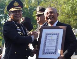Apresiasi Kepemimpinan Responsif, Kapolrestabes Surabaya Serahkan 6 Penghargaan Sekaligus Kepada AKBP Edy Herwiyanto