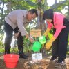 Peduli Lingkungan, Polres Probolinggo Tanam Puluhan Pohon Kado Hari Bhayangkara ke – 80