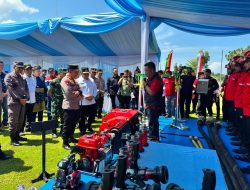 Kapolri Instruksikan Optimalkan Penanganan Karhutla di Riau  WMC|| Riau – Kapolri Jenderal Listyo Sigit Prabowo menginstruksikan kepada seluruh jajarannya untuk mengoptimalkan penanganan kebakaran hutan dan lahan (karhutla) di Provinsi Riau.   Instruksi tersebut disampaikan saat meninjau langsung kesiapan Polda Riau terkait dengan penanganan sekaligus menyerahkan peralatan kebakaran hutan dan lahan di Kabupaten Kampar, Riau, Rabu (8/7/2026).   “Tadi kita cek satu per satu, dan Alhamdulillah saya lihat bahwa seluruh stakeholder yang ada, ini mulai dari Basarnas, kemudian jugq dari BNPB ya, dari BPBD, kemudian TNI-Polri, Manggala Agni, kemudian juga ada perusahaan-perusahaan swasta, dan juga seluruh kekuatan yang ada, semuanya bersatu. Dan ini tentunya yang kita butuhkan untuk menghadapi potensi Karhutla,” kata Sigit.   Berdasarkan laporan BPBD, sampai saat ini sekitar ada 15 ribu Hotspot yang sudah terdeteksi. “Dan kemudian pada saat dilakukan pendalaman, kurang lebih ada titik api 329 titik yang perlu dilakukan pemadaman. Dan sampai saat ini, termonitor beberapa titik api tersebut ada di luasan kurang lebih 15.000 hektar ya,” ujar Sigit.   Dalam hal ini, Sigit mengingatkan kepada seluruh personel dan elemen terkait untuk memaksimalkan penanganan karhutla khususnya di Riau. Apalagi, Indonesia juga akan dilanda El Nino.   “Karena memang di Riau ini kebakaran hutannya berbeda dibandingkan dengan wilayah lain. Jadi ada dua kali potensi kebakaran hutan, dan salah satunya yang kita hadapi adalah di bulan Juli, Agustus, mungkin sampai September,” ucap Sigit.   Untuk mengoptimalkan penanganan karhutla, Sigit menekankan kepada personel untuk memperkuat seluruh peralatan yang ada. “Yang tentunya kita semua, khususnya Riau, dan juga saya ingatkan pada seluruh jajaran untuk mempersiapkan diri dengan lebih baik,” tutur Sigit.  Menurut Sigit, personel harus mempersiapkan sumber air ketika terjadinya potensi kekeringan. Kemudian, memperkuat edukasi serta sosialisasi soal pencegahan dan bahaya akan karhutla.   “Peraturan dari Pemerintah Daerah saya kira sudah ada, dari Pemerintah Pusat sudah ada, bagaimana terkait dengan tata aturan terkait dengan pembukaan kawasan ya, apalagi untuk dilakukan penanaman-penanaman yang tentunya semua ada aturannya,” tegas Sigit.   Di sisi lain, Sigit memaparkan sudah memberikan peralatan pendukung tambahan kepada Polda Riau untuk mengoptimalisasi karhutla. Kemudian, Sigit juga menyinggung soal jalur komunikasi yang diharapkan tak putus agar dapat terus berkoordinasi dengan Command Center.   “Juga tadi ada beberapa peralatan mulai dari kendaraan roda dua yang bisa digunakan cepat untuk datang ke tempat yang terjadi potensi adanya titik api, dan juga alat berat. Dan saya kira beberapa alat yang juga bisa digunakan untuk membuat sumur bor, sehingga kemudian ini bisa digunakan untuk mempersiapkan sumber-sumber air baru,” ujar Digital.   “Saya kira ini sebagai bagian dari bentuk kesiapan dari jajaran. Dan terima kasih kepada seluruh stakeholder yang ada di wilayah Riau yang terus melakukan berbagai macam upaya. Dan yang paling utama adalah bagaimana menjaga sinergitas dan menjaga kolaborasi. Bagaimana kemudian ini kita sosialisasikan agar masyarakat sama-sama menjaga, merawat hutan kita, sehingga kemudian semuanya bisa terjaga untuk masyarakat, untuk anak-anak cucu kita, untuk generasi yang akan datang,” tambah Sigit mengakhiri.  red/tim