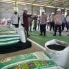 Kapolri Tinjau Pabrik Pupuk Batu Bara di Kampar, Lepas Distribusi 80 Ton Pupuk untuk Kelompok Tani Riau