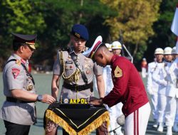 Polri Bekali 282 Capaja Akpol Pemahaman Geopolitik Global dan Peran Strategis Menjaga Stabilitas Nasional  WMC|| Semarang – Kepolisian Negara Republik Indonesia membekali 282 Calon Perwira Remaja (Capaja) Akademi Kepolisian (Akpol) Angkatan ke-58 dengan pemahaman mengenai dinamika geopolitik global, dampaknya terhadap Indonesia, serta peran strategis Polri dalam menjaga stabilitas nasional. Pembekalan tersebut disampaikan dalam Upacara Penutupan Pendidikan Taruna Akpol Angkatan ke-58 yang dipimpin Wakil Kepala Kepolisian Negara Republik Indonesia (Wakapolri) Komjen Pol. Prof. Dr. Dedi Prasetyo, S.H., M.Hum., M.Si., M.M. di Lapangan Bhayangkara Akpol, Semarang, Jawa Tengah, Jumat (10/7).  Dalam amanat Kapolri Jenderal Polisi Drs. Listyo Sigit Prabowo, M.Si. yang dibacakan Wakapolri, ditegaskan bahwa para perwira muda harus memiliki wawasan strategis terhadap perkembangan lingkungan global yang semakin kompleks agar mampu menjalankan tugas kepolisian secara adaptif dan berorientasi pada kepentingan bangsa.  “Dinamika geopolitik saat ini berada dalam situasi yang penuh ketidakpastian. Konflik AS-Israel dengan Iran, perang Rusia-Ukraina, persaingan hegemoni antara Amerika Serikat dan China, serta ketegangan di kawasan Timur Tengah telah berdampak terhadap stabilitas keamanan global, rantai pasok, ketahanan pangan dan energi, hingga perekonomian dunia,” ujar Wakapolri saat membacakan amanat Kapolri. Kapolri juga menjelaskan bahwa kondisi ketahanan pangan global masih berada pada kategori rapuh. Berdasarkan World Bank Food Security edisi Juni 2026, kenaikan harga pupuk global mencapai 35 persen, yang turut memberikan dampak terhadap perekonomian Indonesia.  “Dampak dinamika geopolitik global tersebut turut dirasakan oleh Indonesia. Kondisi ini tercermin dari pelemahan nilai tukar rupiah dan penurunan Indeks Harga Saham Gabungan. Pada 8 Juni 2026, nilai tukar rupiah sempat melemah hingga Rp18.171 per dolar AS, sementara IHSG turun ke level 5.594,” lanjutnya. Meski demikian, pemerintah dinilai berhasil menjaga stabilitas ekonomi nasional melalui berbagai kebijakan fiskal dan moneter yang terukur. Selain itu, pemerintah terus memperkuat fondasi ekonomi melalui program-program strategis, seperti swasembada pangan dan energi, hilirisasi sektor prioritas, penguatan investasi, optimalisasi tata kelola ekspor komoditas unggulan melalui Danantara Sumberdaya Indonesia, serta peningkatan penggunaan produk dalam negeri.  Berkat langkah tersebut, ekonomi Indonesia tetap menunjukkan kinerja positif. Pada Triwulan I Tahun 2026, pertumbuhan ekonomi nasional mencapai 5,61 persen, menjadi yang tertinggi kedua di antara negara-negara G20. Defisit APBN tetap terkendali di angka 0,76 persen terhadap PDB, inflasi terjaga pada level 3,34 persen, dan berdasarkan analisis JP Morgan, Indonesia menempati peringkat kedua sebagai negara yang paling tangguh menghadapi guncangan energi global. Dalam amanat tersebut juga ditegaskan bahwa Polri memiliki peran penting dalam mendukung kebijakan pemerintah melalui berbagai program yang memberikan manfaat langsung bagi masyarakat. Di antaranya pemanfaatan lahan untuk penanaman jagung, pembangunan Gudang Ketahanan Pangan Polri, penyelenggaraan Satuan Pelayanan Pemenuhan Gizi (SPPG), pelayanan kesehatan gratis, hingga pembangunan Jembatan Merah Putih Presisi.  Selain itu, Polri terus memperkuat ketahanan energi nasional melalui penegakan hukum di sektor minyak dan gas, pertambangan, serta ketenagalistrikan, disertai pengamanan objek vital nasional dan distribusi energi. Upaya lainnya diwujudkan melalui perlindungan hak-hak pekerja melalui Desk Ketenagakerjaan Polri serta peningkatan kualitas sumber daya manusia melalui pendirian SMA Kemala Taruna Bhayangkara. “Seluruh upaya tersebut merupakan wujud dukungan Polri dalam memperkuat ketahanan pangan dan energi, meningkatkan kualitas kesehatan dan gizi masyarakat, memperluas akses infrastruktur, serta mempersiapkan generasi muda yang unggul,” tutup Wakapolri saat membacakan amanat Kapolri. Melalui pembekalan tersebut, diharapkan 282 perwira muda lulusan Akpol Angkatan ke-58 tidak hanya memiliki kompetensi teknis sebagai insan Bhayangkara, tetapi juga memahami tantangan strategis bangsa sehingga mampu menjadi pemimpin Polri yang profesional, adaptif, berintegritas, dan siap mengawal kepentingan nasional di tengah dinamika global.  red/tim