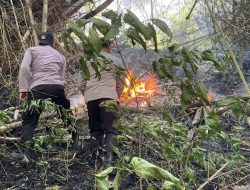 Polres Trenggalek Terjunkan Personel Jajaran Padamkan Api di Gunung Orak Arik