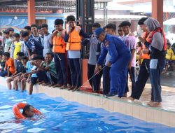 Satpolairud Polres Lamongan Bekali Santri Keterampilan Berenang dan Penyelamatan di Perairan