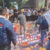 Lempar Telur Busuk ke Spanduk Bergambar Febrie Adriansyah, Aksi AMI Gegerkan Kejati Jatim