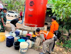 TNI-BPBD-BBWS Brantas Salurkan 16.000 Liter Air Bersih untuk Warga Terdampak Kekeringan di Panggul