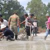 Gotong Royong Bersama Satgas Ops Damai Cartenz, Warga Mimika Rasakan Manfaat Akses Pemakaman yang Lebih Baik