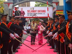 Disambut Prosesi Pedang Pora, AKBP Wiwin Junianto Supriyadi Resmi Jabat Kapolres Tulungagung