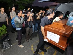 Tim DVI Polda Jatim Serahkan Dua Jenazah Korban KM Mutiara Sentosa II kepada Keluarga