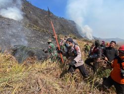 Polres Probolinggo Terjunkan Personel Bantu Padamkan Kebakaran Hutan di Gunung Bromo