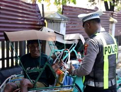 Susuri Jalanan Kota, Satlantas Polres Gresik Tebar Kebaikan Lewat Jumat Berkah Berbagi