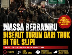 Massa Berbambu Disebut Turun dari Truk di Tol Slipi, Aksi Unjuk Rasa Jadi Sorotan