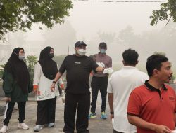 Di Dapil Saat Asap Karhutla Masih Pekat di Barabai, Habib Aboe Langsung Bagikan Masker dan Kopi ke Warga